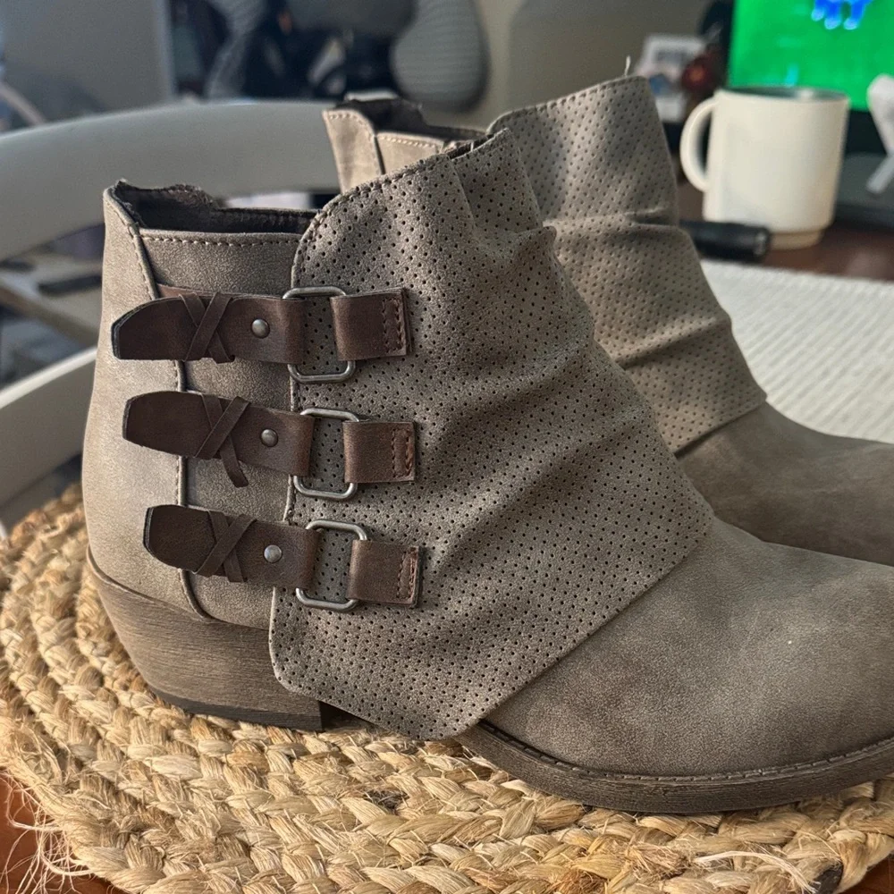 Jelly pop Women's Taupe Ankle Boots